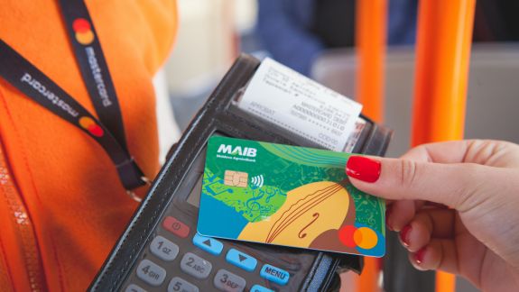 Peste 20 de mii de călătorii fără numerar: primele rezultate ale proiectului pilot implementat de Mastercard și Moldova Agroindbank în transportul din Chișinău