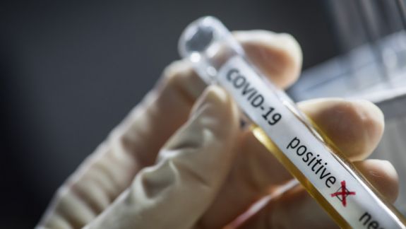 Peste 4.700 de îmbolnăviri înregistrate în ultimele 24 de ore, în România. Record de pacienți la terapie intensivă