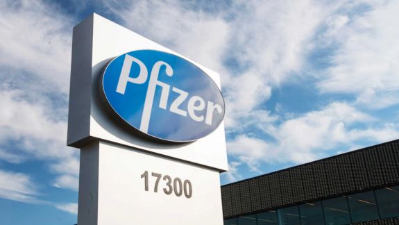 Pfizer dă în judecată o angajată: Ar fi descărcat mii de fișiere cu informațiile companiei înainte să treacă la un concurent