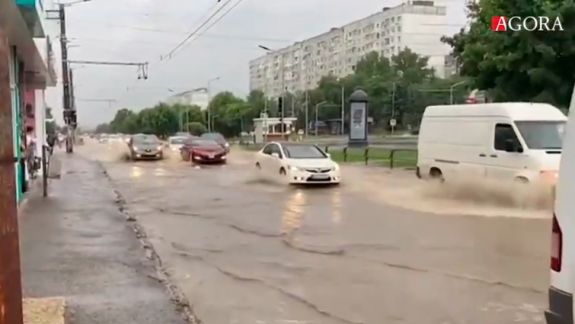 Ploaia face ravagii pe teritoriul R. Moldova. A fost blocat accesul într-un sat din raionul Căușeni, iar străzile din capitală - inundate (VIDEO)
