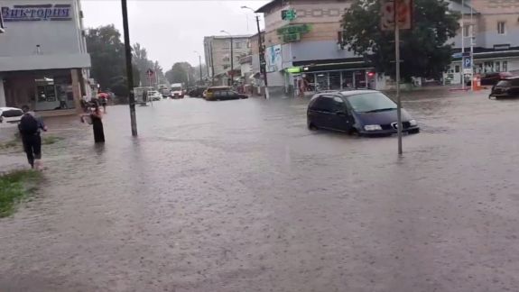 Ploi torențiale în orașul Tighina. Pe unele străzi, apa a ajuns până la aproape jumătate de metru (VIDEO)