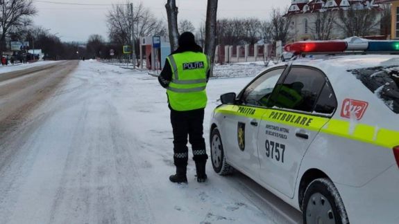 Poliția avertizează: Drumurile sunt acoperite cu zăpadă și pe alocuri s-a format ghețuș 