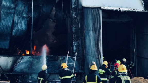 Pompierii prezintă primele două versiuni ale cauzei incendiului de la depozitul de vopsea de pe strada Calea Basarabiei