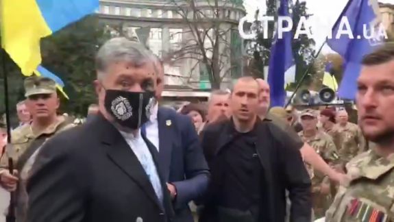 Poroșenko a fost stropit cu verde de briliant în timpul unui marș dedicat Zilei Independenței Ucrainei (VIDEO)