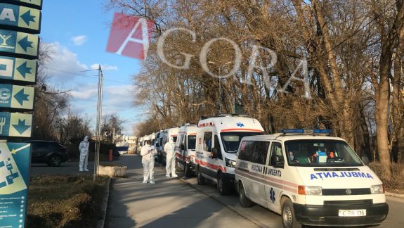 Zeci de ambulanțe stau la coadă pentru a lăsa pacienți la Centrul COVID-19 de la Moldexpo. „Activitatea Centrului nu este blocată” (FOTO)