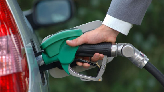 Prețul la benzină de neclintit sau scumpiri de un ban. La polul opus - ieftiniri de 19 bani la motorină
