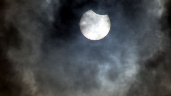 Prima eclipsă de soare din 2021, vizibilă parțial în Republica Moldova. Fenomenul poate fi urmărit live