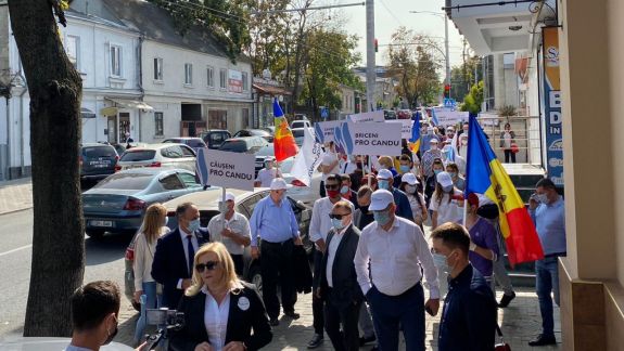 Protest la CEC, în susținerea candidatului la șefia statului din partea Pro Moldova. Manifestanții cer să fie recunoscute semnăturile colectate (LIVE)