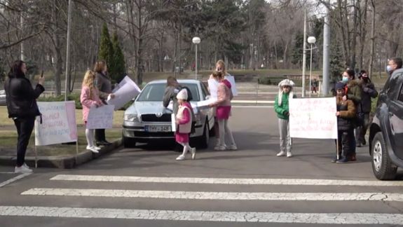 Protest la Guvern. Mai mulți părinți, însoțiți de copii, au venit să le ceară autorităților renunțarea la studiile online (VIDEO)