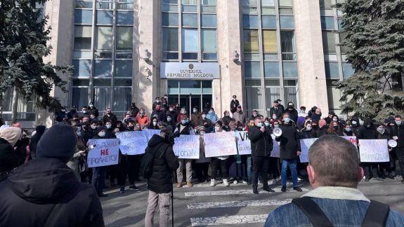 Protest la Guvern. Socialiștii și comuniștii, nemulțumiți de vinderea Stadionului Republican Ambasadei SUA la Chișinău