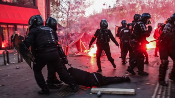 Proteste violente în Franța. Manifestanții au distrus magazine, mobilier stradal și mașini (LIVE)