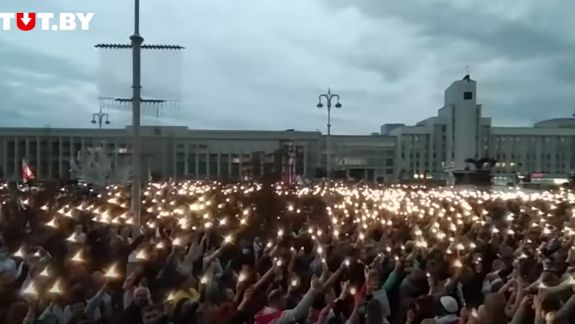 Protestele continuă. Manifestanții au aprins lanternele în Piața Independenței din Minsk (VIDEO)