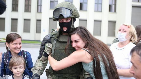 Protestele în Belarus continuă. Mii de cetățeni au împărțit flori și îmbrățișări mascaților. Lukașenko: „Să stau și să aștept în timp ce Minsk este întors cu capul în jos? (FOTO)