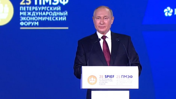 Putin a criticat occidentul și a declarat sfârșitul „erei lumii unipolare” la Forumul Economic Internațional de la Sankt Petersburg (VIDEO)