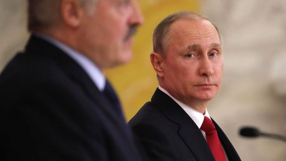 Putin a pregătit forțe polițienești  în sprijinul lui Lukaşenko, dar promite că va interveni numai la nevoie