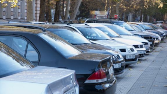 Regim restricționat de parcare pe cinci străzi din centrul Chișinăului. Măsura se aplică de azi