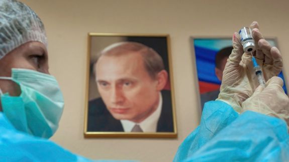 Rusia ar fi furat formula vaccinului AstraZeneca și ar fi folosit-o pentru a dezvolta Sputnik V