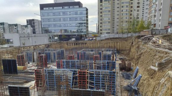 Șantierul de construcții de pe Mircea cel Bătrân: Locatarii nemulțumiți au venit la ședința CMC. Primarul promite soluții