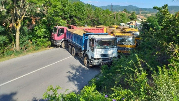 Sârbii din Kosovo au înlăturat baricadele de la frontieră, după ce autoritățile de la Priștina au amânat intrarea în vigoare a unor măsuri controversate