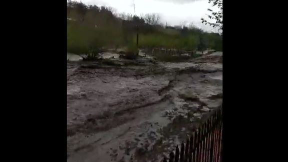 Drumurile din satul Bulboaca au devenit adevărate râuri, după ploile de azi: „Apa - cât gardul. Ca în filme” (VIDEO)
