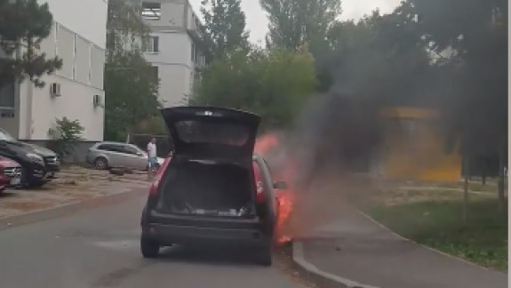 Chișinău: Două mașini din sectoare diferite ale capitalei, cuprinse de flăcări. Pompierii, la fața locului