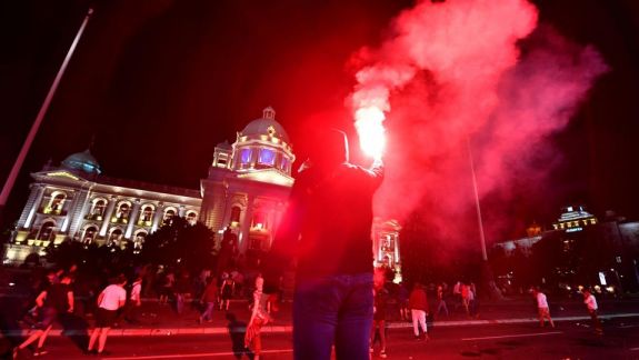 Serbia: Proteste violente după ce preşedintele a luat decizia de a reimpune starea de urgenţă din cauza pandemiei