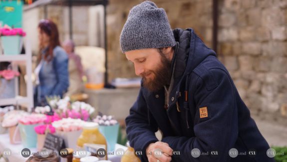 Și-a transformat pasiunea în afacere. Un prisăcar din Moldova creează săpunuri naturale și șamponuri solide din miere (FOTO)
