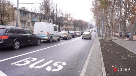 Soluție sau nu prea? Proaspăta bandă dedicată transportului public - cauză a ambuteiajelor de pe strada Ion Creangă. Ce spune primarul (VIDEO)