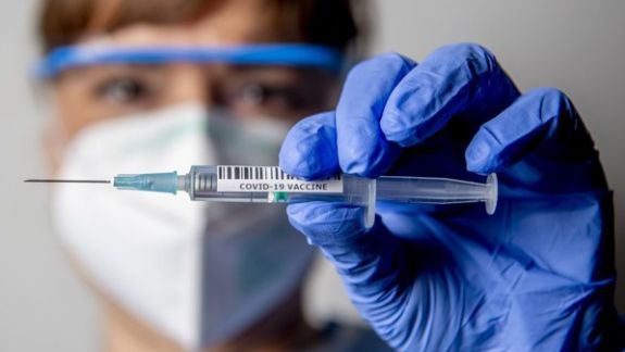 Sondaj: 31% dintre experții chestionați cred că vaccinarea populației este calea principală de depășire a pandemiei
