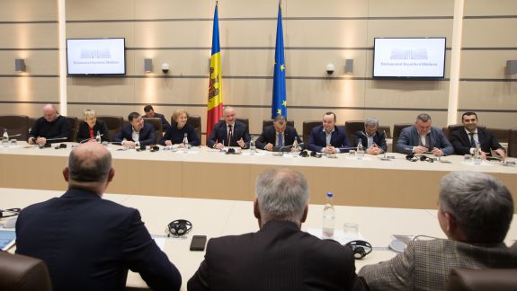 Sondaj IMAS: 35% dintre moldoveni cred că o coaliție PD-PSRM „e cea mai bună soluție pentru R. Moldova” (GRAFIC)