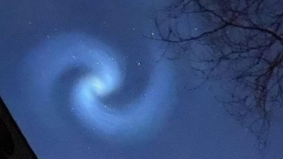 Spirală de lumină albastră pe cerul din Noua Zeelandă: Cum specialiștii explică fenomenul