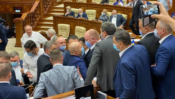 Spirite încinse la Parlament: Premierul Chicu, huiduit și făcut „mincinos” (FOTO, VIDEO)