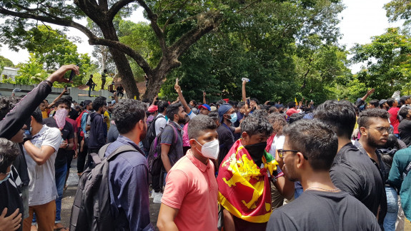 Stare de urgență în Sri Lanka. Protestatarii nemulțumiți au luat cu asalt biroul premierului