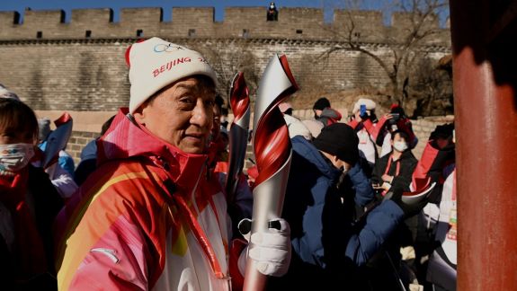 Start Jocurilor Olimpice de iarnă: Actorul Jackie Chan a dus flacăra olimpică pe Marele Zid Chinezesc (FOTO)
