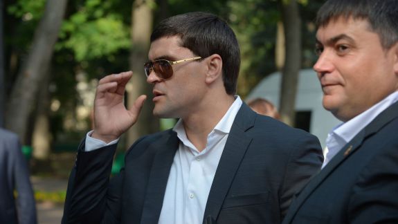 FOCUS. Constantin Țuțu, surprins cu ochelari de soare de cel puțin câteva sute de euro