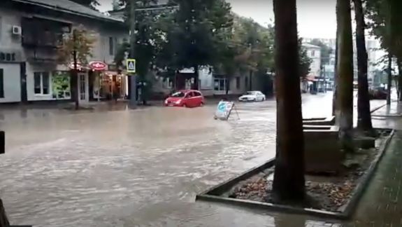 Străzile ca râurile sau cum ploaia abundentă a inundat Chișinăul (VIDEO)