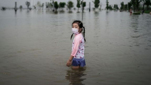 Studiu: Copiii din întreaga lume se vor confrunta cu mai multe calamități naturale în cursul vieții decât buneii lor