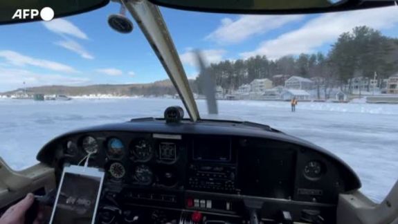 SUA: Un lac înghețat s-a transformat în pistă de aterizare a avioanelor (VIDEO)