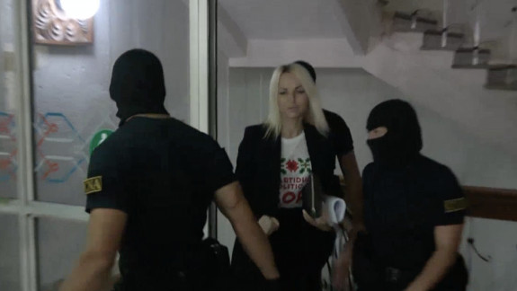 Tauber, adusă de mascați la Judecătoria Chișinău. Magistrații urmează să decidă dacă deputata rămâne în arest preventiv (VIDEO)