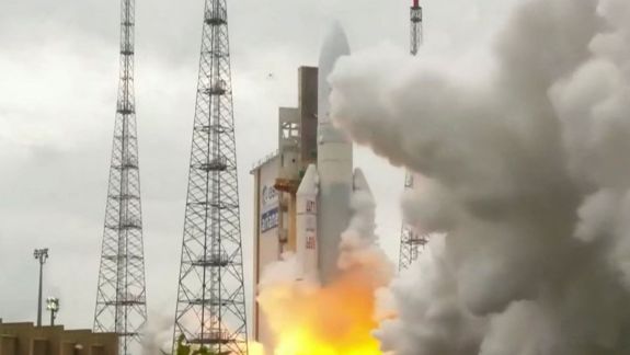 Telescopul spațial James Webb a fost lansat cu succes în spațiu. Aparatul costă circa 10 miliarde de dolari (VIDEO)