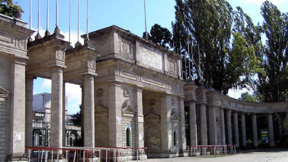 Terenul Stadionului Republican va fi întors Ambasadei SUA. CC a declarat inadmisibilă sesizarea deputaților PSRM pe acest caz (DOC)