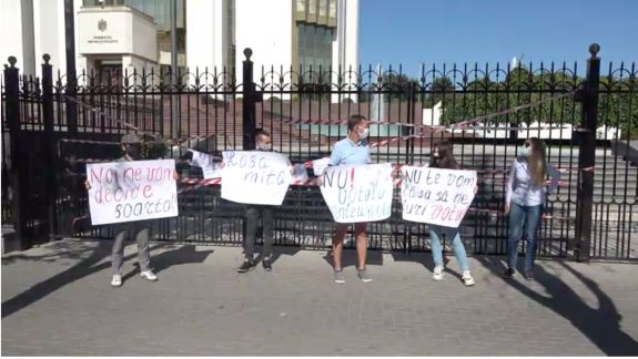 Tinerii PAS, în fața Președinției cu mesaje pentru Igor Dodon: „Nu frauda alegerile!” (LIVE)