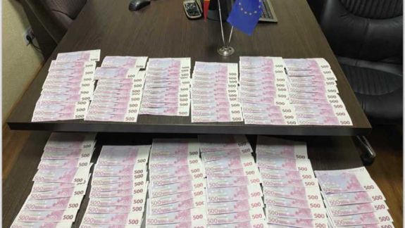 Business moldovenesc? Trei persoane, reținute după au fost prinse că importau în țară valută străină contrafăcută, iar apoi o puneau în circulație