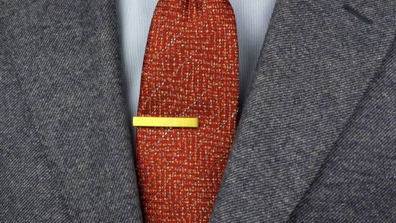 Un ac din aur pentru cravată – cadou pentru un angajat al Guvernului. Darul a ajuns la CNA