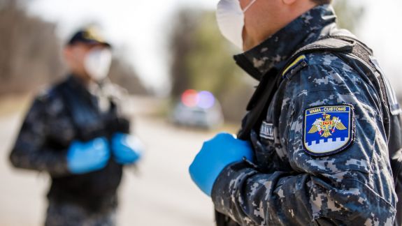 Un angajat al Serviciului Vamal, în vizorul ANI. Nu a putut justifica de unde a luat peste două milioane de lei la procurarea unei case, un teren și trei automobile