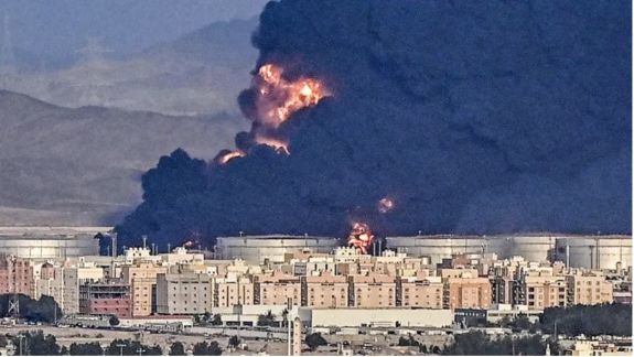 Un atac al rebelilor din Yemen asupra unei uzine petroliere saudite a declanșat un incendiu uriaș (VIDEO)