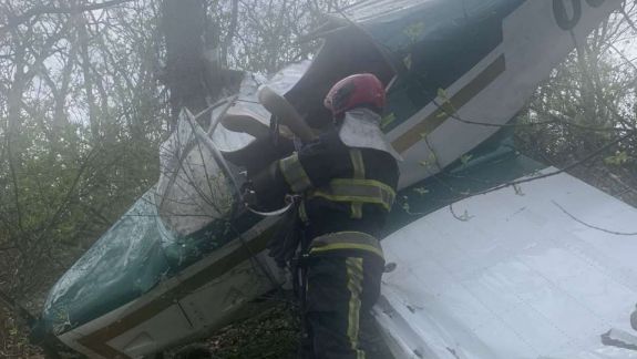 Un avion de dimensiuni mici, cu două persoane la bord, s-a prăbușit la Vadul-lui-Vodă (FOTO)