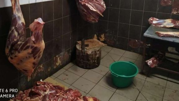 Un bărbat amendat acum un an pentru că sacrifica vite și cai într-un abator ilegal și le vindea în condiții antisanitare, a ajuns din nou în vizorul poliției (VIDEO)