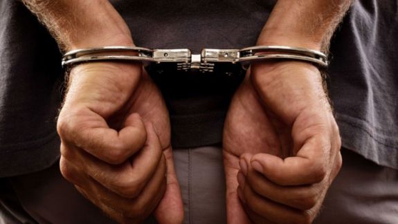 Un bărbat riscă șapte ani de închisoare pentru comercializarea drogurilor. Ce au găsit polițiștii în casa suspectului (VIDEO)