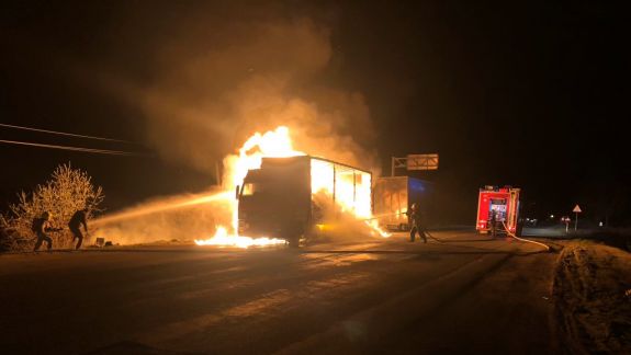 Un camion cu marfă, ce venea din Ucraina, a luat foc în apropiere de Căușeni (FOTO)